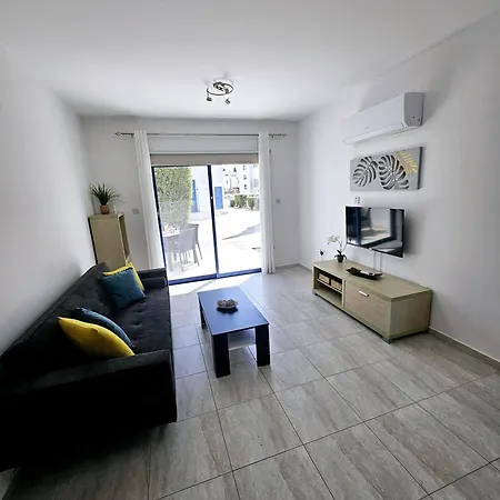 Marina Gardens, Delightful 2 Bedroom *