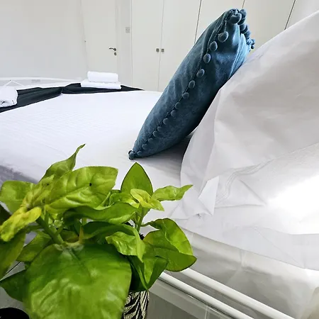 Marina Gardens, Delightful 2 Bedroom *