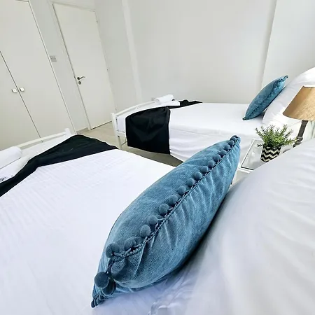 Marina Gardens, Delightful 2 Bedroom