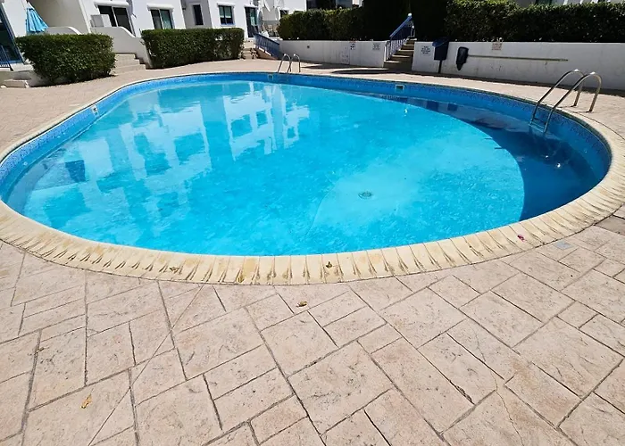 Marina Gardens, Delightful 2 Bedroom