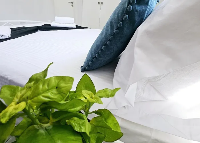 Marina Gardens, Delightful 2 Bedroom *