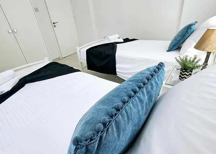 Marina Gardens, Delightful 2 Bedroom