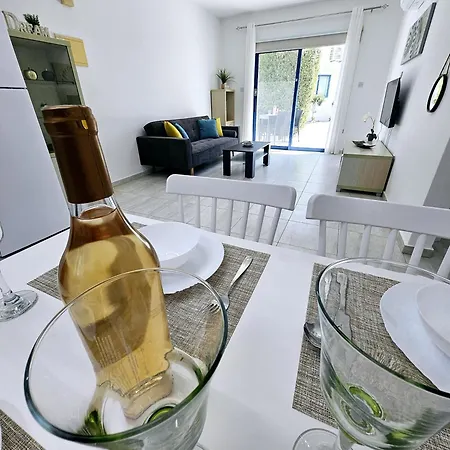 Marina Gardens, Delightful 2 Bedroom Apartmán Paphos